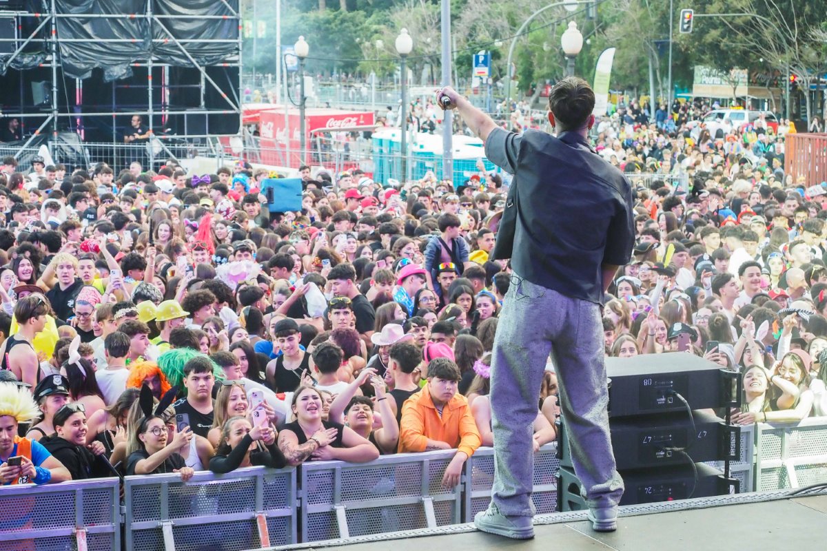El primer fin de semana de Carnaval se cierra con más de 250.000 personas pese a la lluvia