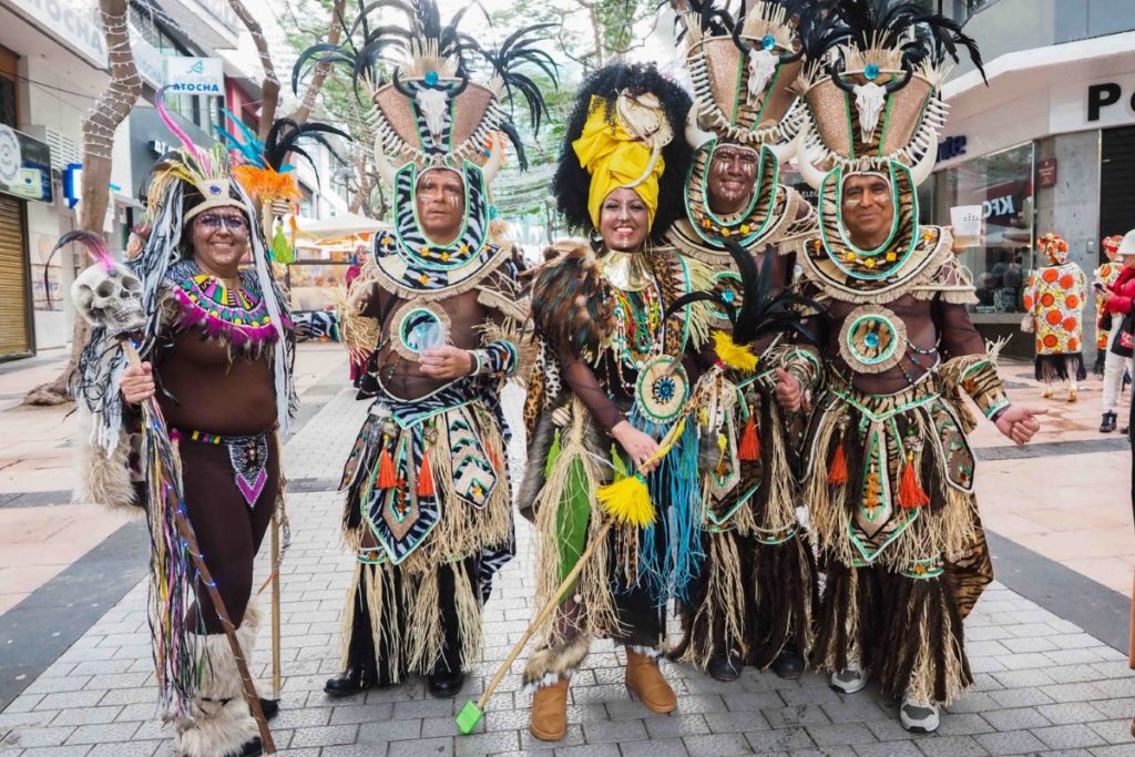 El primer fin de semana de Carnaval se cierra con más de 250.000 personas pese a la lluvia
