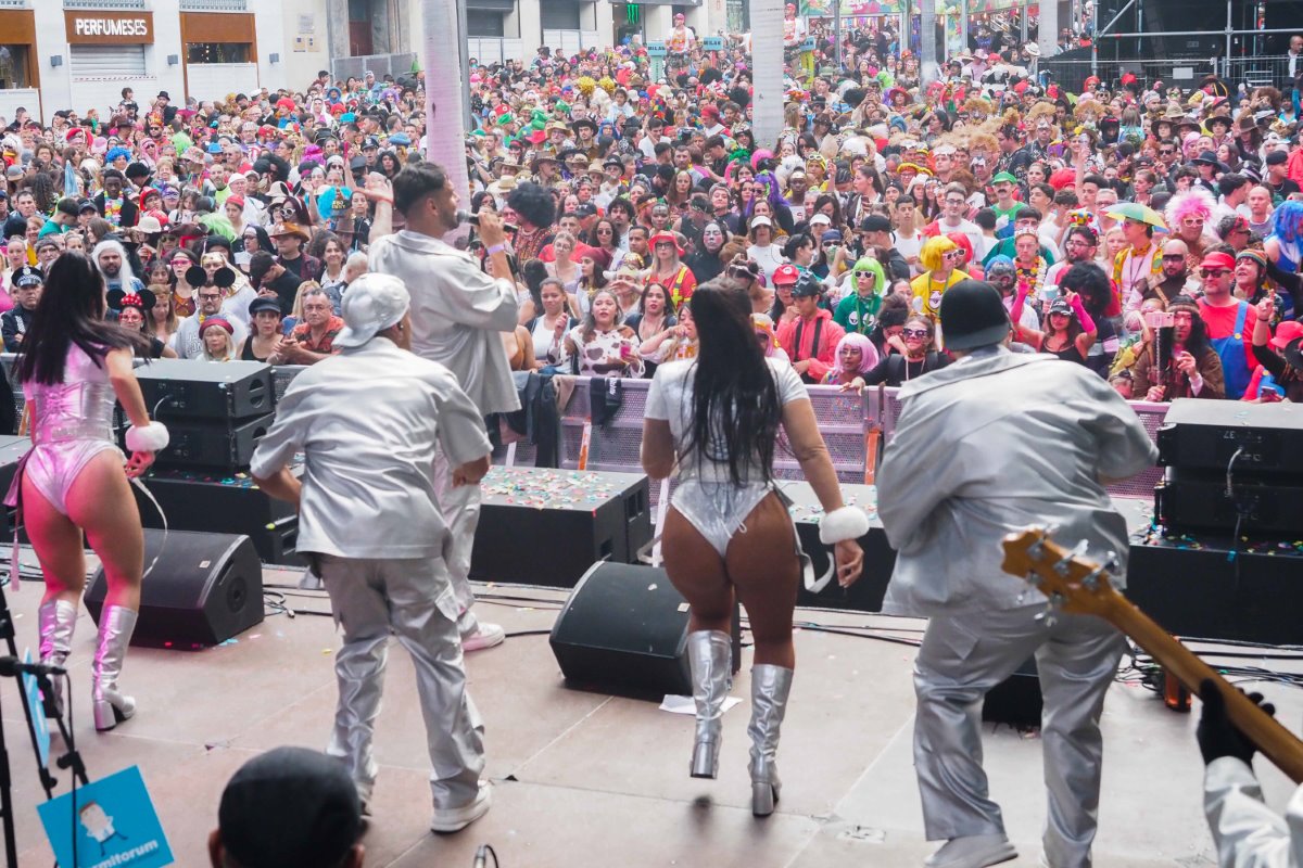 El primer fin de semana de Carnaval se cierra con más de 250.000 personas pese a la lluvia
