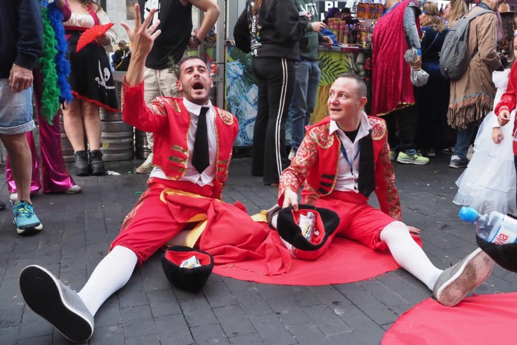 El primer fin de semana de Carnaval se cierra con más de 250.000 personas pese a la lluvia