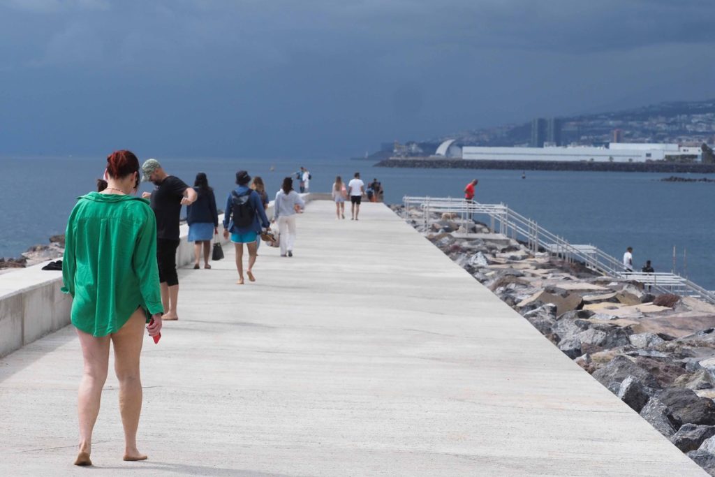 Vecinos y turistas disfrutaron ayer del recién inaugurado dique de la playa de Las Teresitas. Sergio Méndez