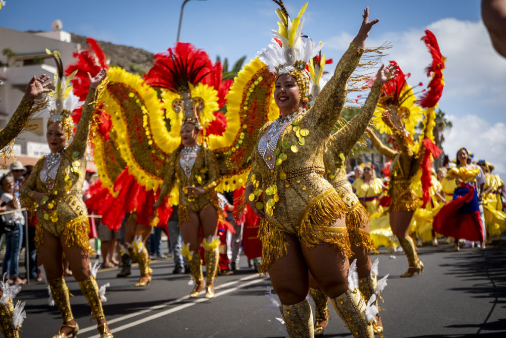 El multitudinario Coso del Carnaval envuelve de música y color Los Cristianos
