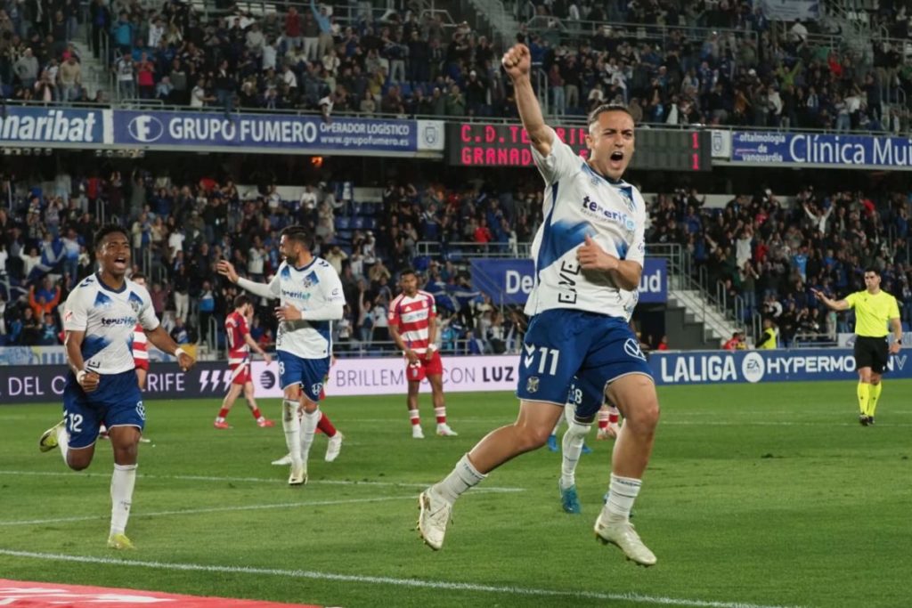 Luismi celebra el gol del triunfo ante un aspirante al ascenso como el Granada; es la primera vez en la temporada que los blanquiazules encadenan dos victorias seguidas