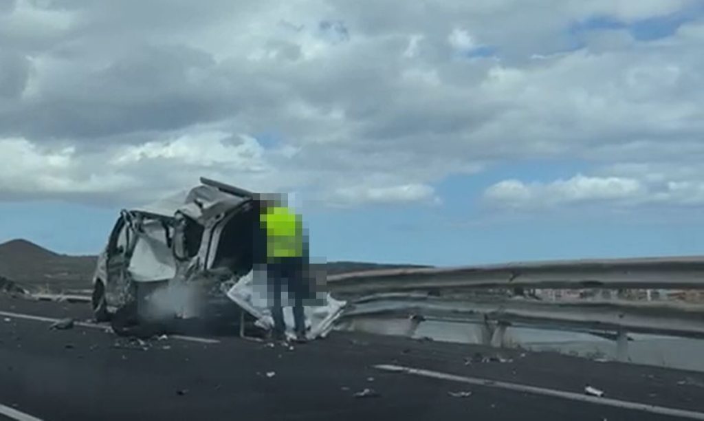 Grave accidente de tráfico en Tenerife: un camión se sale de la vía y arrolla a otro vehículo