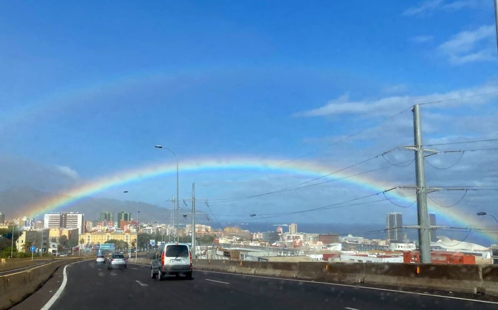 El especacular arcoíris que ha dando la bienvenida al Carnaval de Santa Cruz