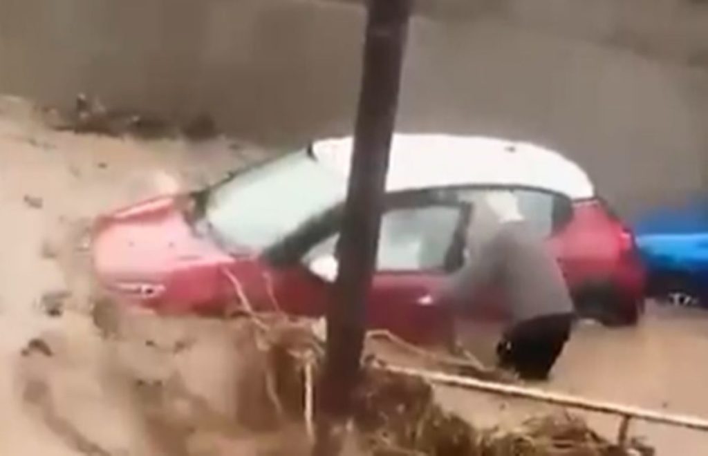 Graba el rescate de su padre a una conductora atrapada en su coche en plena riada en Canarias