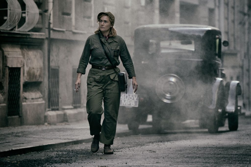 En Lee Miller, Kate Winslet da vida a la célebre fotoperiodista de guerra.