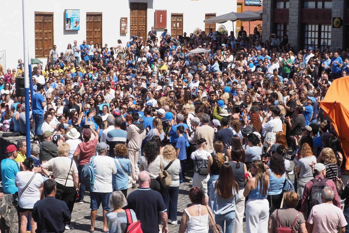 Unas 2.000 personas recuerdan a Lucía y gritan contra la violencia escolar