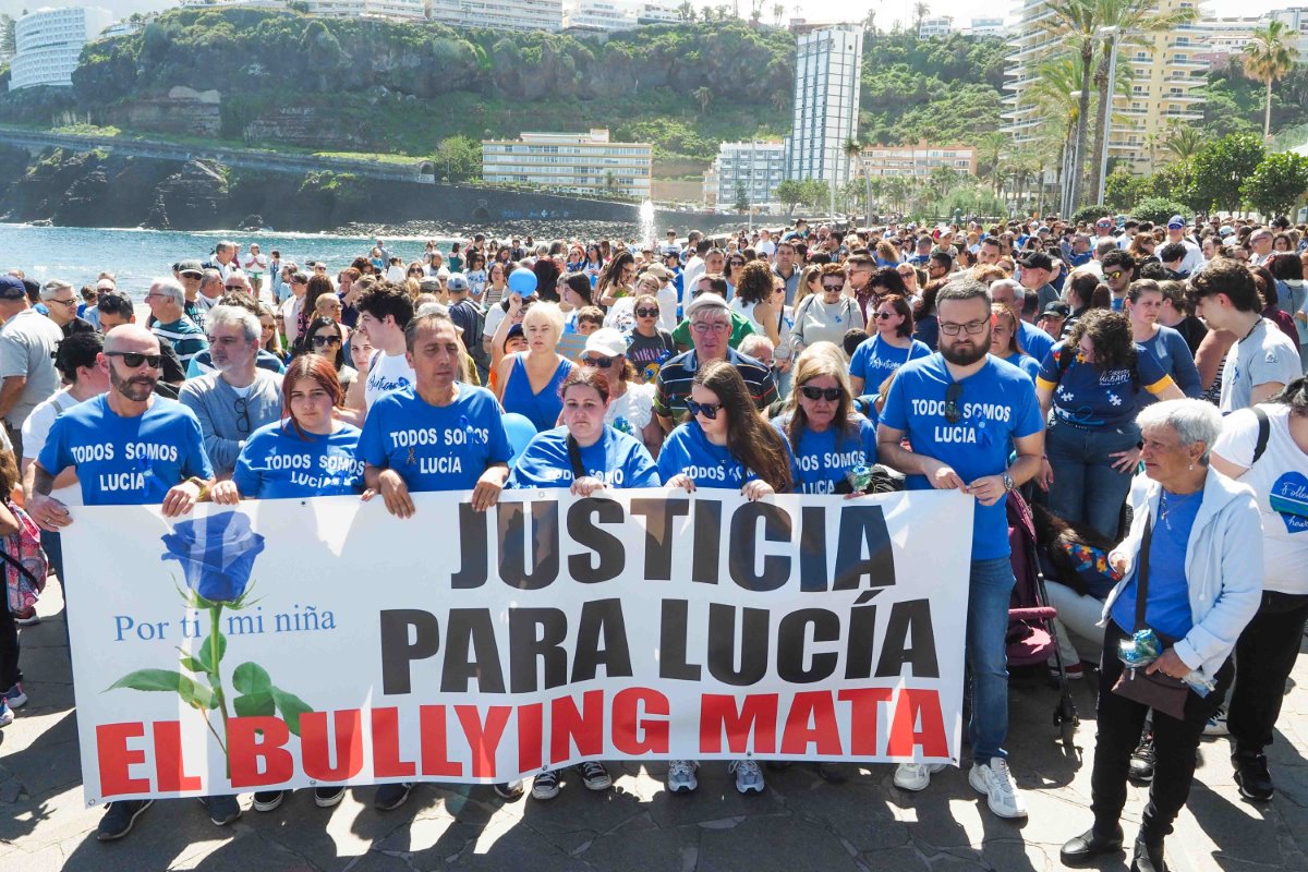 Unas 2.000 personas recuerdan a Lucía y gritan contra la violencia escolar