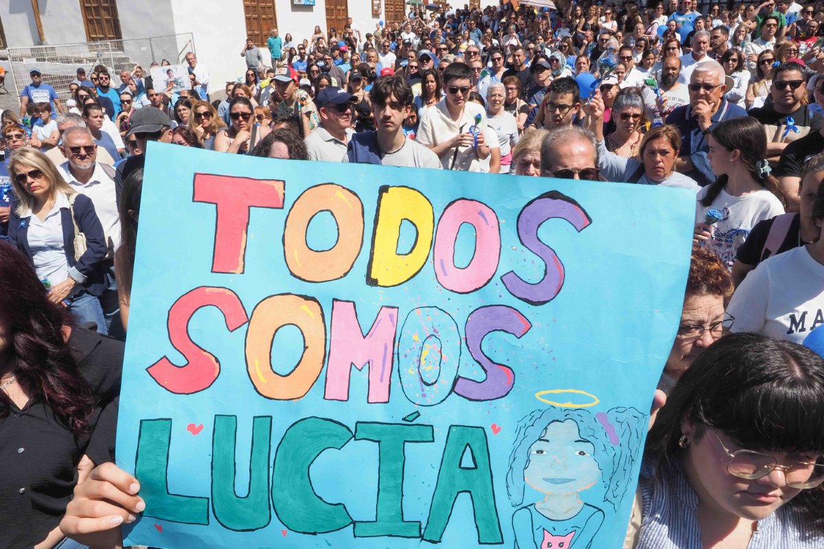 Unas 2.000 personas recuerdan a Lucía y gritan contra la violencia escolar