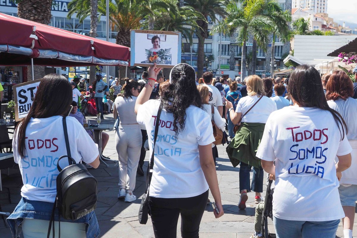 Unas 2.000 personas recuerdan a Lucía y gritan contra la violencia escolar