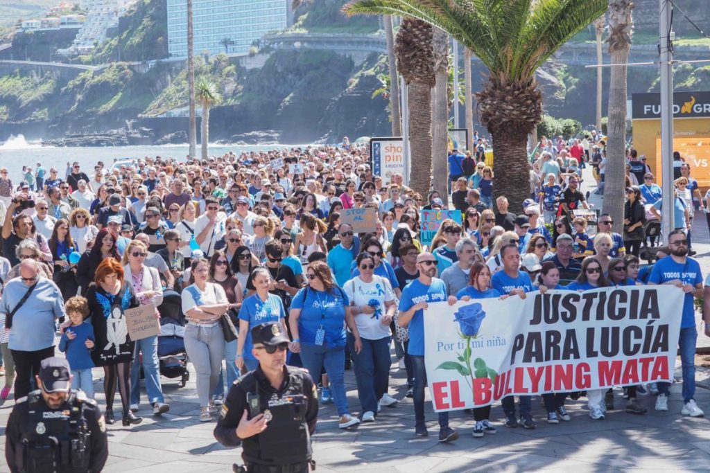 Unas 2.000 personas recuerdan a Lucía y gritan contra la violencia escolar