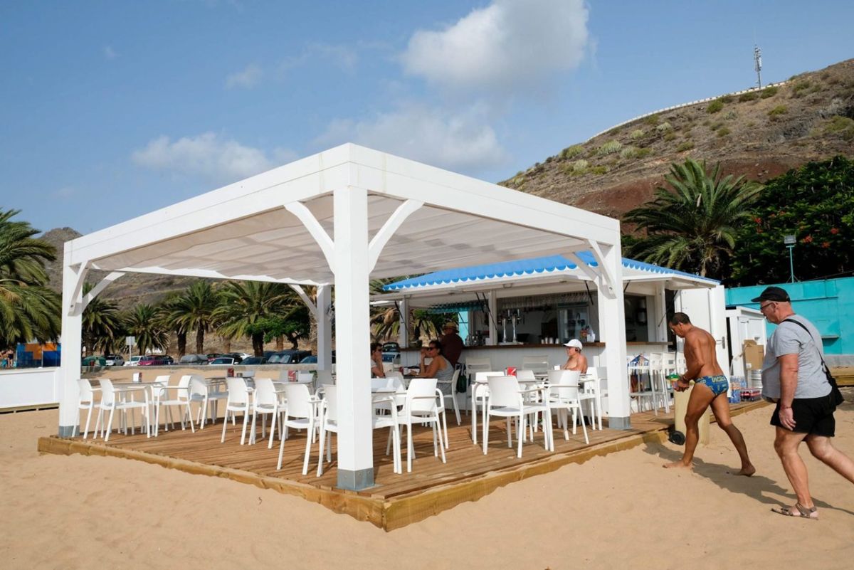 Uno de los quioscos ubicados en la arena de la playa de Las Teresitas. Fran Pallero
