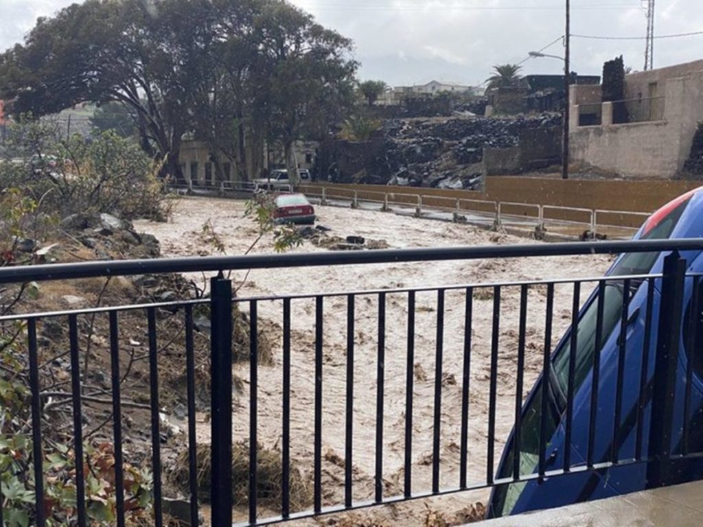En Telde, fueron numerosos los vehículos arrastrados por la fuerza del agua; al lado, una alcantarilla reventada en Taco y, debajo, detalle de la inundación acaecida en un centro comercial de Güímar.