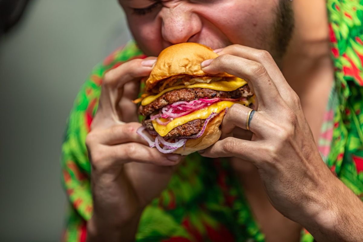 Alerta alimentaria en España por Salmonella en carne de hamburguesas del supermercado