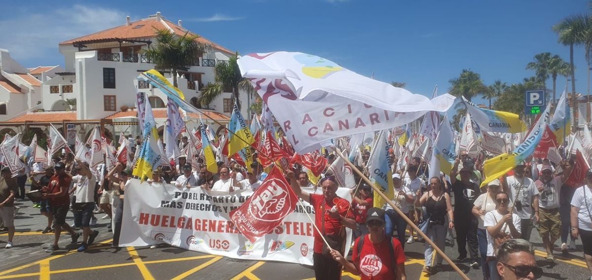 Patronales y sindicatos apuran las negociaciones para evitar la huelga turística en Canarias en verano
