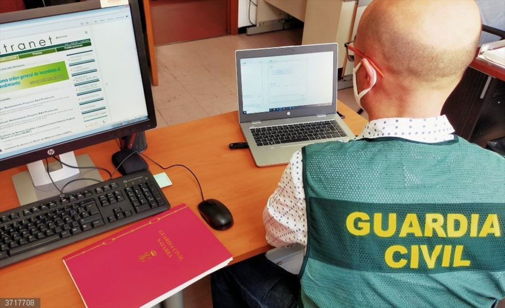 La Guardia Civil investiga a dos tinerfeños por "sextorsión" a 13 hombres
