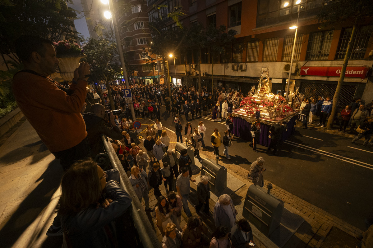 Autoridades y fieles acompañaron anoche al Señor de las Tribulaciones.