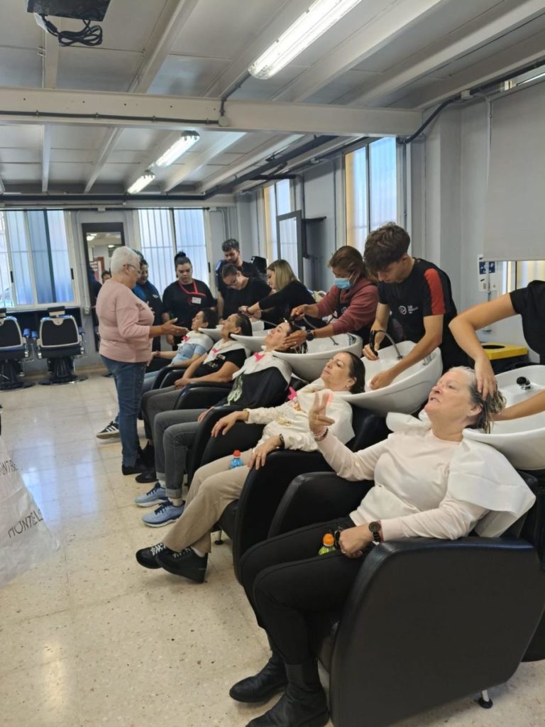 Estudiantes de peluquería se especializan en el cuidado de pacientes oncológicas