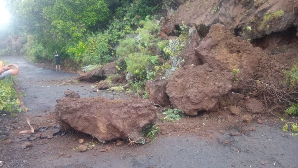 Las intensas lluvias en Tenerife provocan importantes desprendimientos en La Matanza. Protección Civil La Matanza