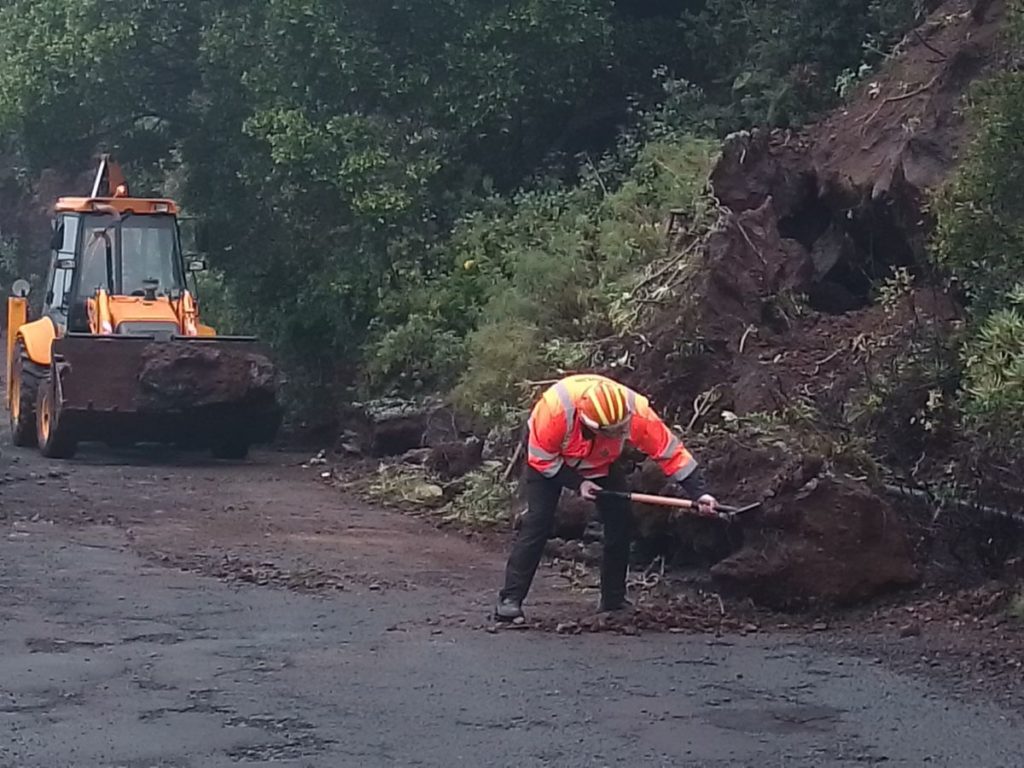 Las intensas lluvias en Tenerife provocan importantes desprendimientos en La Matanza. Protección Civil La Matanza