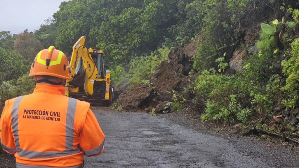 Las intensas lluvias en Tenerife provocan importantes desprendimientos en La Matanza. Protección Civil La Matanza