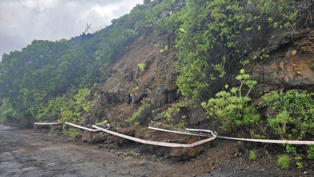Las intensas lluvias en Tenerife provocan importantes desprendimientos en La Matanza. Protección Civil La Matanza