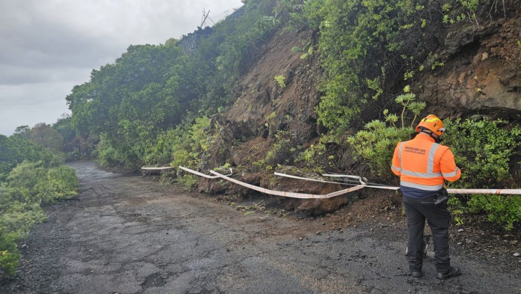 Las intensas lluvias en Tenerife provocan importantes desprendimientos en La Matanza. Protección Civil La Matanza