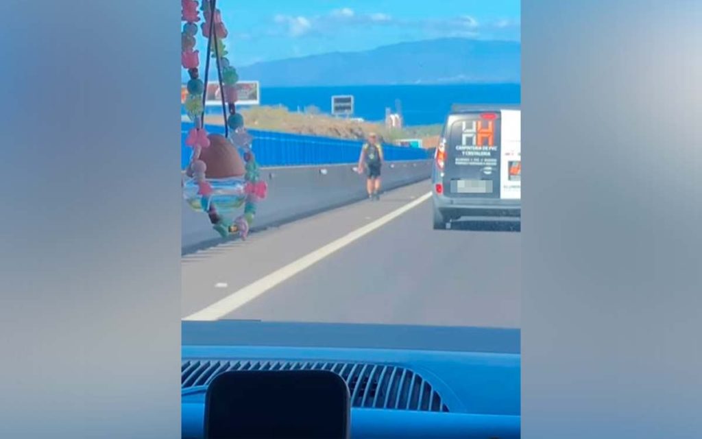 'Pasea' por la autopista en Tenerife como si tal cosa: la arriesgada acción de un hombre