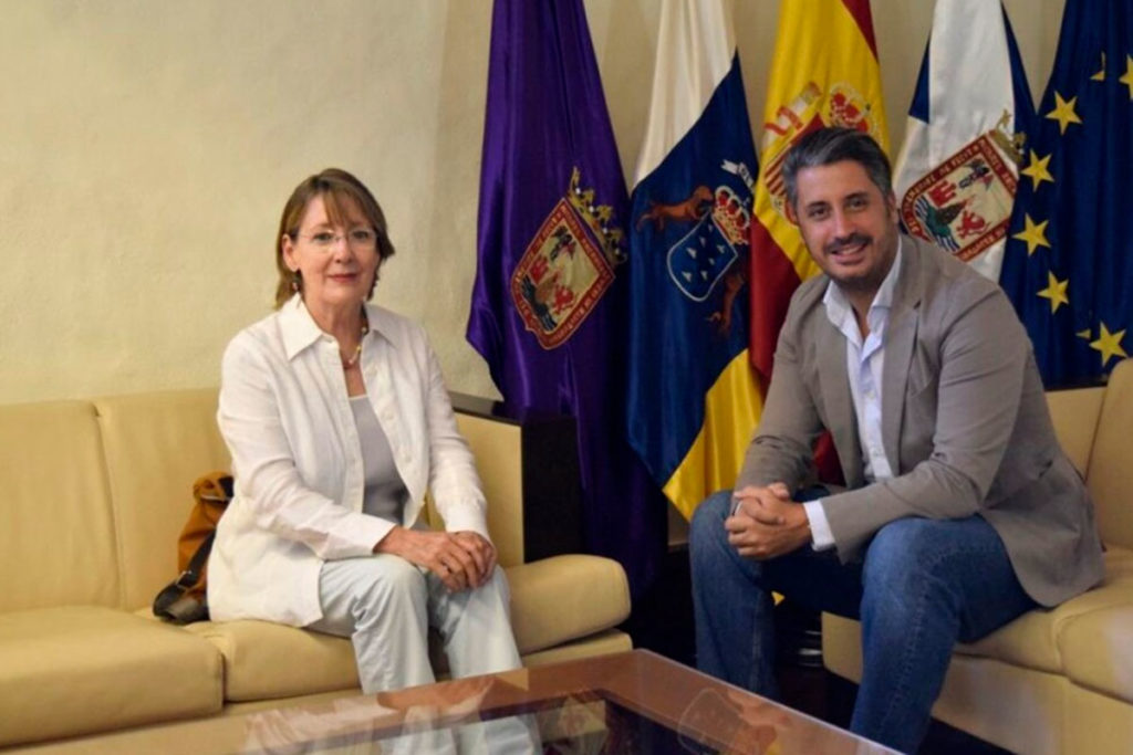 El Gobierno regional recibe el catálogo de símbolos y elementos franquistas