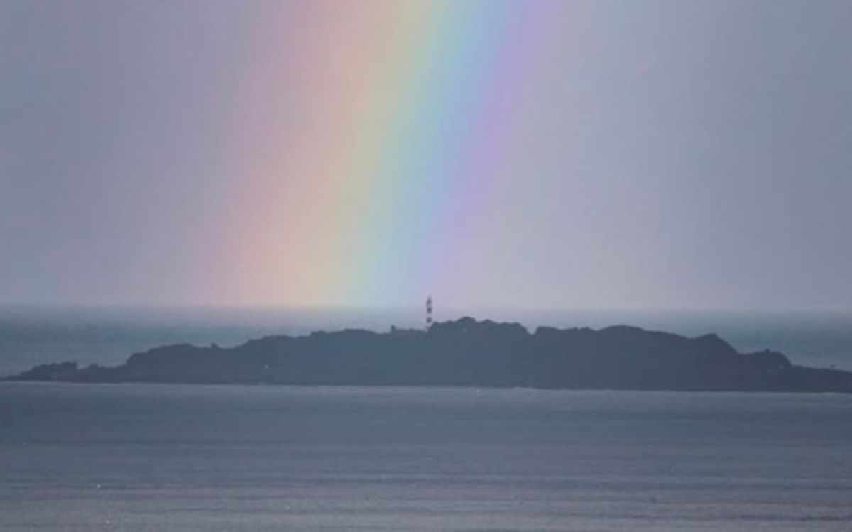 Fotografía del arcoíris sobre el Faro de Punta de Teno, en Tenerife. Eduardo García (Tenerife Landscapes)