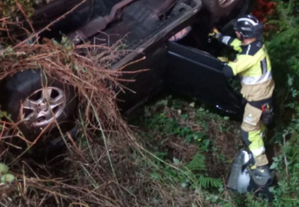 Imagen del vehículo volcado en El Tanque, Tenerife, tras un accidente en la Avenida Príncipes de España