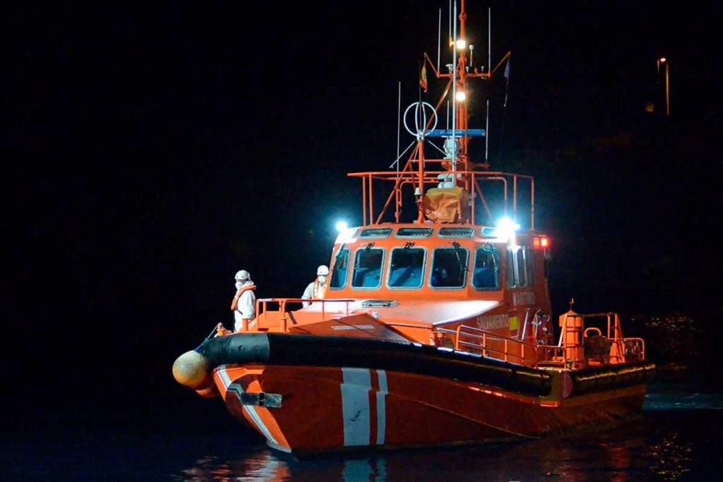 Salvamento Marítimo rescata a 22 personas migrantes a bordo de un cayuco a 11 millas de La Restinga