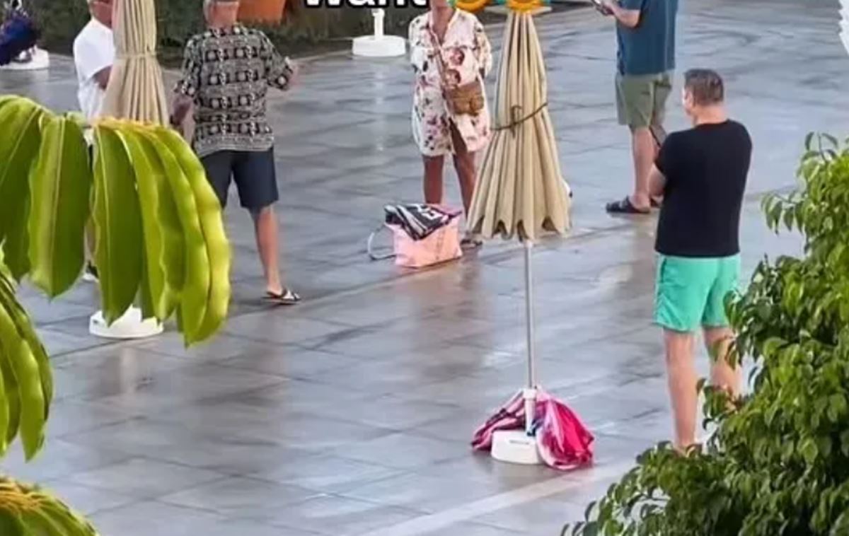 El nuevo 'truco' de los turistas para conseguir tumbona en hoteles de Tenerife: "Es surrealista"
