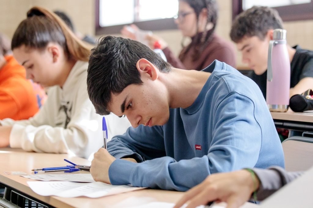 Los estudiantes canarios, los cuartos con la nota más baja de la EBAU en 2024, con una media de 6,83