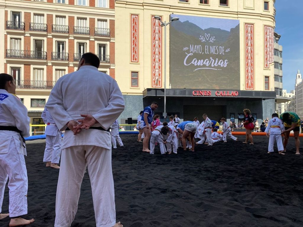Canarias visibiliza en Madrid la "nobleza" de su pueblo con una primera Gran Luchada oficial