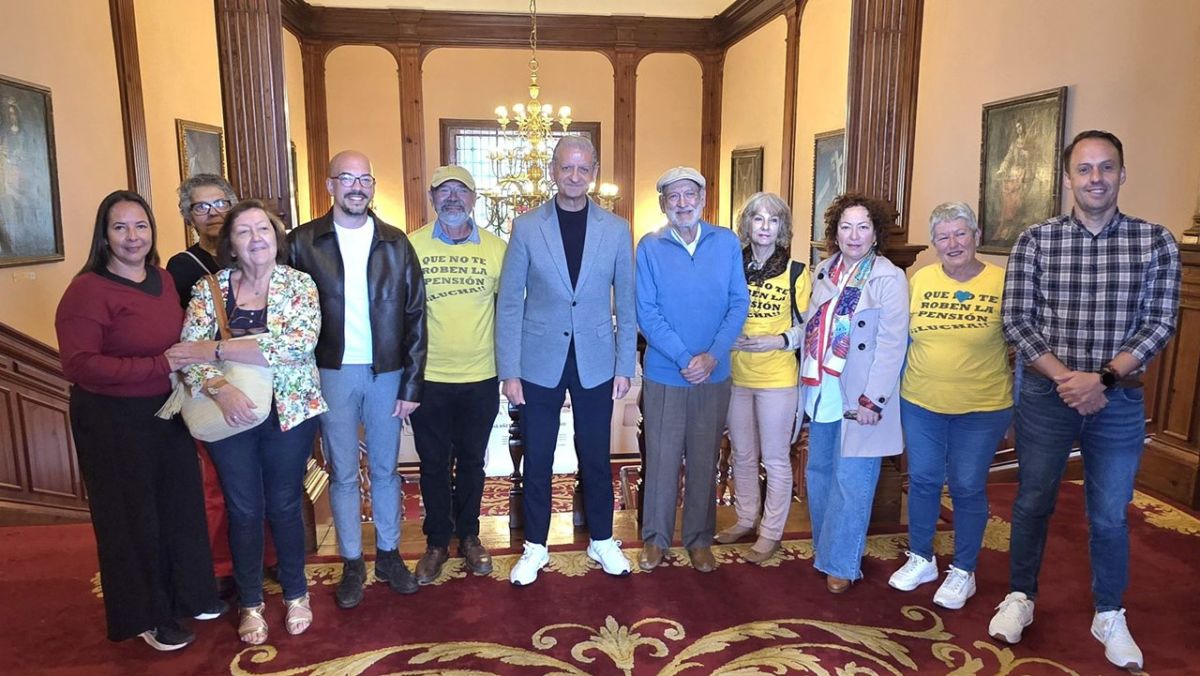 Integrantes de la Asociación por la Defensa de las Pensiones Públicas de Canarias junto con los portavoces de los grupos municipales y el alcalde. DA