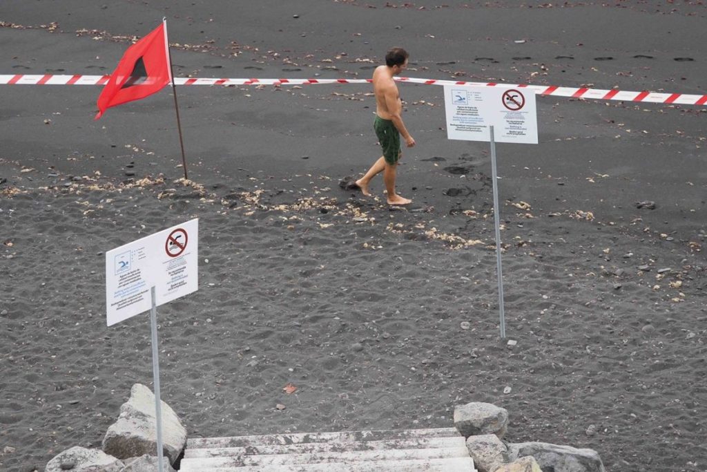 La playa lleva cerrada desde hace más de diez meses por los vertidos de aguas residuales. Sergio Méndez
