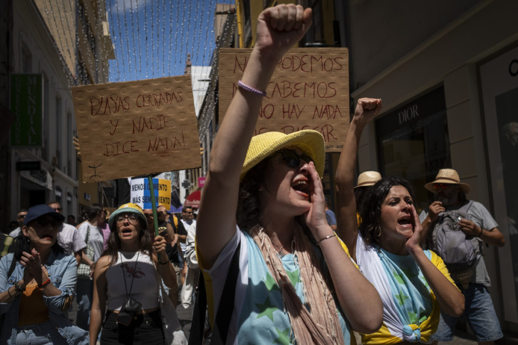Los británicos responden a las protestas contra el turismo masivo en Canarias: “No nos arruinen las vacaciones o nos iremos a Grecia”