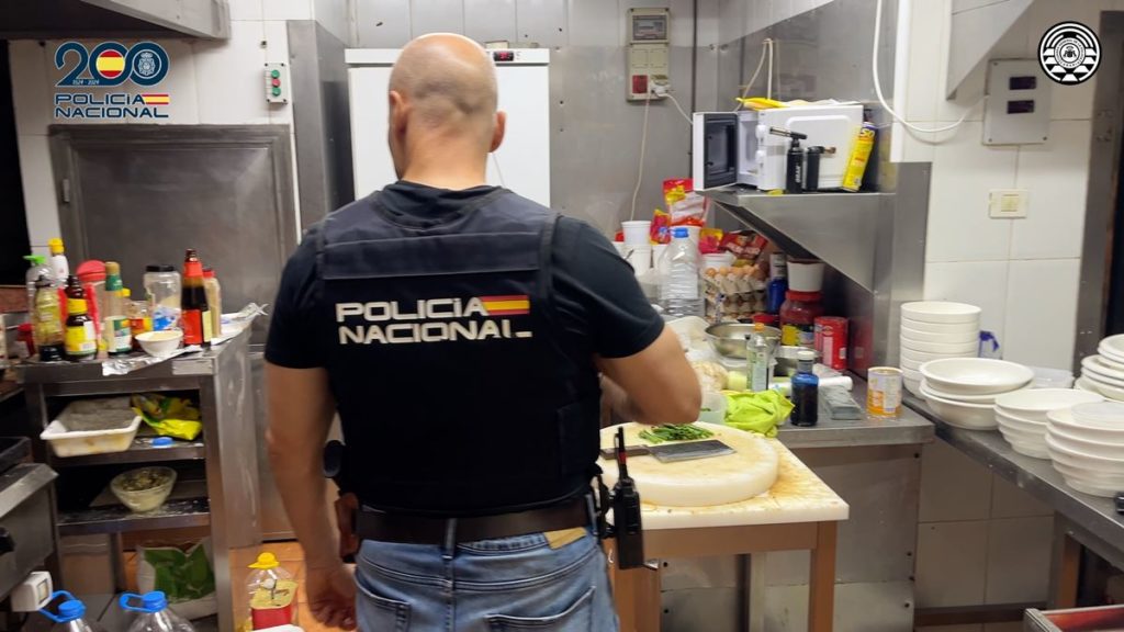 Policías se presentan en un restaurante chino de Canarias y lo que encuentran en el sótano los deja sin palabras