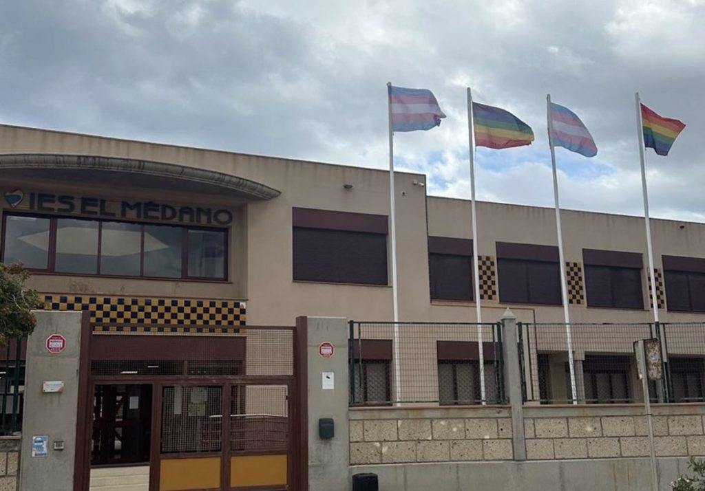 VOX carga contra un instituto de Tenerife por exhibir la bandera LGTBIQ en lugar de la bandera nacional en la víspera del día contra la LGTBIfobia