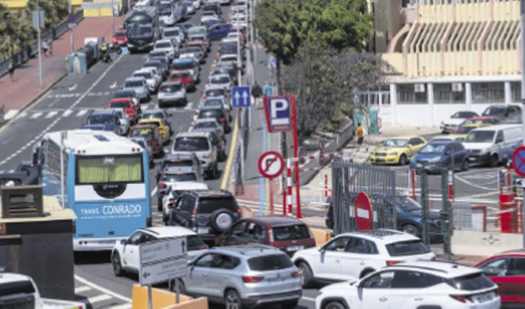 Los atascos de tráfico es una de las estampas habituales en la Isla. En la imagen, Los Cristianos. Fran Pallero