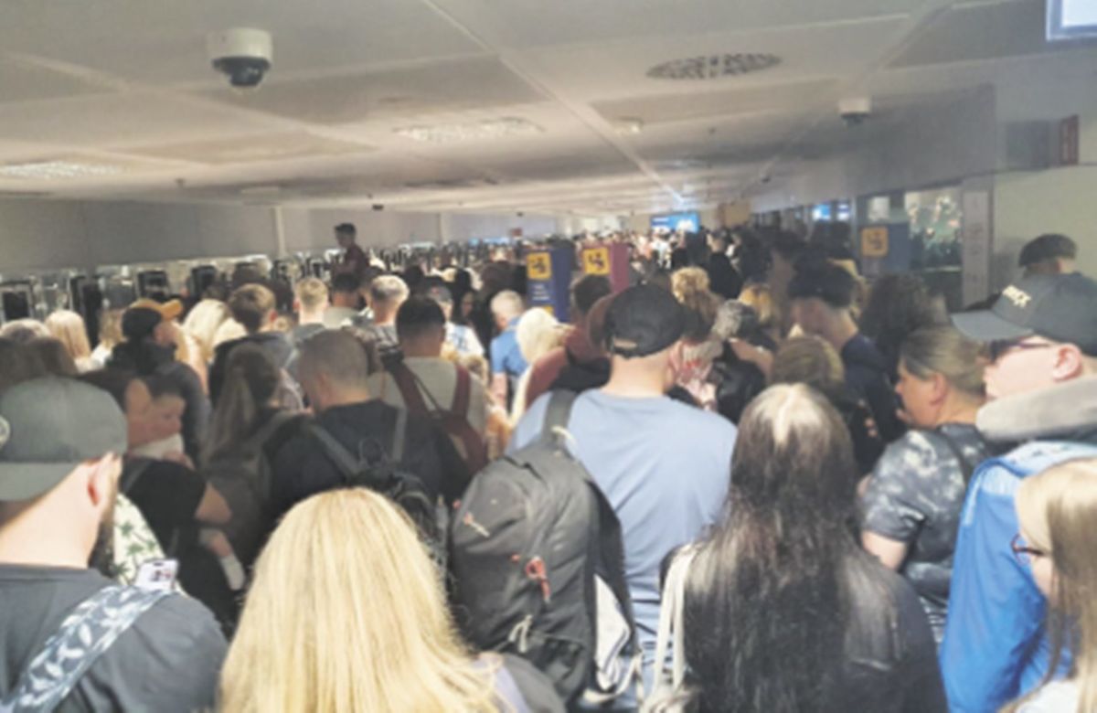 Imagen del colapso del pasado lunes en la sala del control de pasaportes. Lourdes Torrecillas