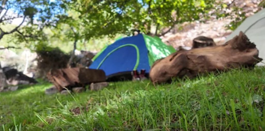 Una madre y su hijo lo dejan todo en Italia para vivir en una tienda de campaña al borde de la carretera en Tenerife
