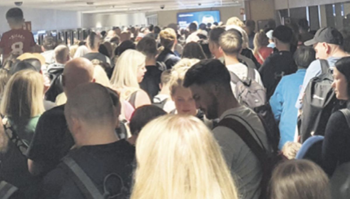 El caos en el control de pasaportes en el aeropuerto Tenerife Sur indigna al Cabildo y a empresarios