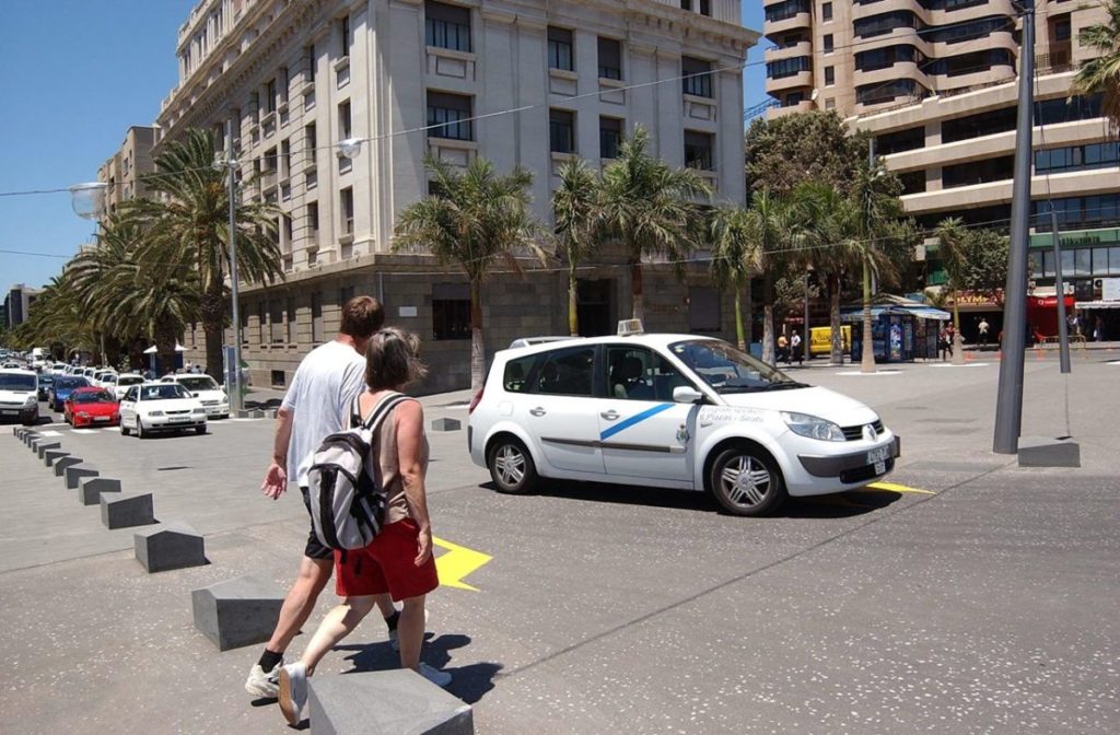 Parada de taxis en la plaza de España de la capital tinerfeña. Fran Pallero