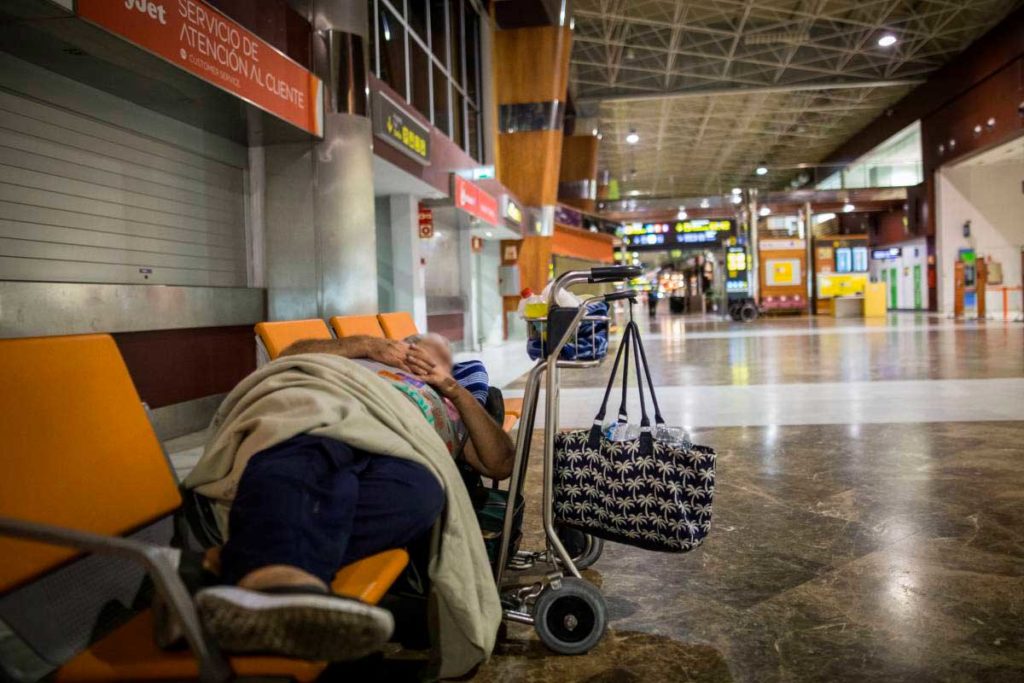 Cáritas atiende a 30 personas que ‘viven’ en el aeropuerto Tenerife Sur