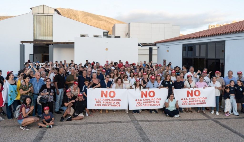 Vecinos de Los Cristianos se unen contra el proyecto de ampliación del puerto