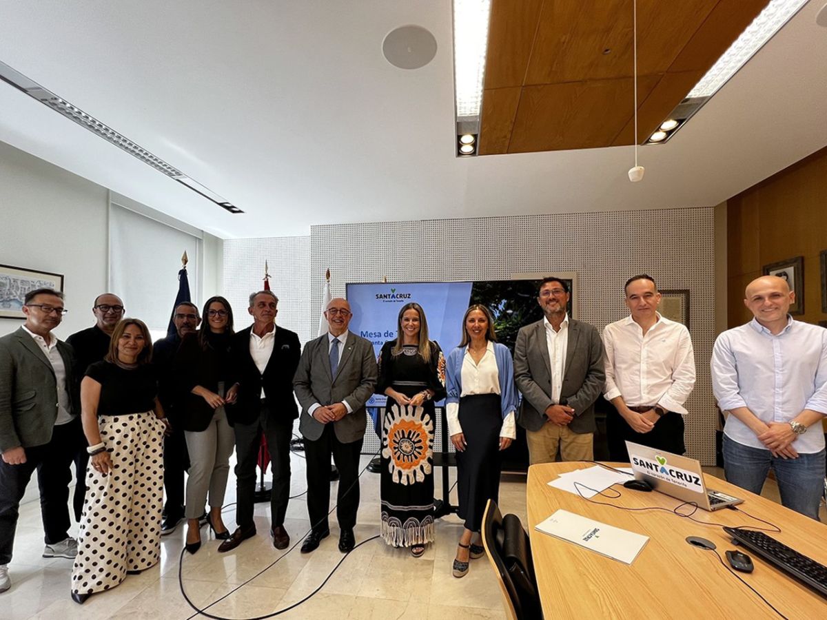 La Mesa de Turismo de Santa Cruz celebró su novena reunión bajo la presidencia de la concejala Carmen Pérez. DA
