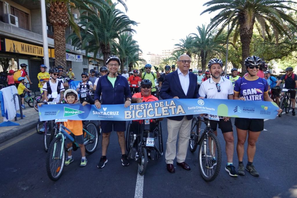 Cerca de mil ciclistas celebran la ‘Fiesta de la Bicicleta’ en Santa Cruz